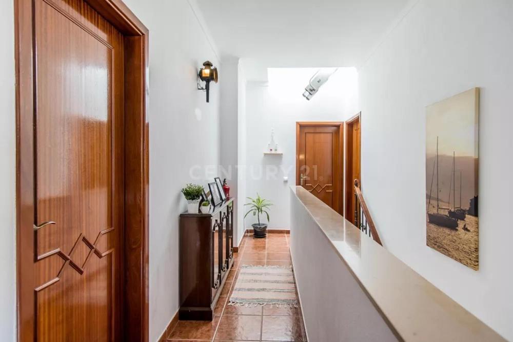 Lucia, Olhos D'agua, Villa